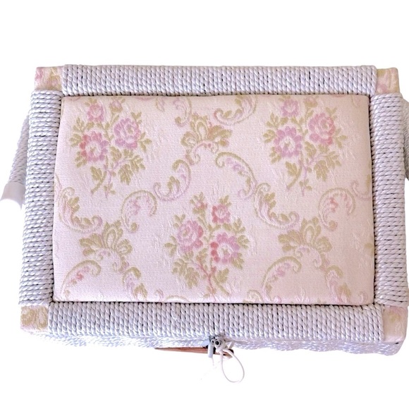 Vintage Sewing Basket - Picture 5 of 7